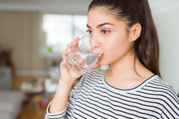 定期饮用干净的水是一个月成功减重10公斤的关键。